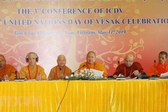 Hòa thượng, giáo sư-tiến sỹ Phra Brahmapundit (thứ ba từ phải sang), Chủ tịch sáng lập Ủy ban Tổ chức quốc tế Đại lễ Phật đản Liên hợp quốc phát biểu. (Ảnh: Dương Giang/TTXVN) 