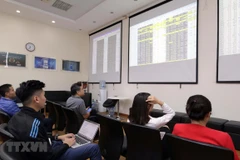 Khách hàng giao dịch tại sàn giao dịch BVSC. (Ảnh: Trần Việt/TTXVN)