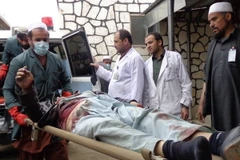Chuyển nạn nhân sau một vụ tấn công ở thành phố Maidan Shar, tỉnh Wardak của Afghanistan. (Ảnh: AFP/TTXVN)