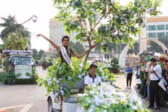 Hoa hậu Hoàn vũ H’hen Niê tham gia Lễ hội đường phố trong chương trình Lễ hội Càphê Buôn Ma Thuột lần thứ 7 năm 2019. (Ảnh: Tuấn Anh/TTXVN)