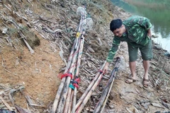 Dụng cụ đánh bắt cá của các ngư dân chủ yếu là xung điện. (Ảnh: Đức Tưởng/TTXVN)