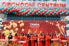 Các đại biểu cắt băng khai trương Trung tâm thương mại Tam Đa tại Ústí nad Labem. (Ảnh: Hồng Kỳ/Vietnam+)