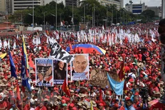 gười dân Venezuela tuần hành tại thủ đô Caracas, bày tỏ sự ủng hộ Tổng thống Nicolas Maduro. (Nguồn: AFP/TTXVN)
