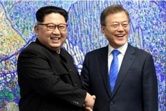Tổng thống Hàn Quốc Moon Jae-in bắt tay với nhà lãnh đạo Triều Tiên Kim Jong-un trong cuộc gặp tại Nhà Hòa bình tại làng đình chiến Panmunjom, Hàn Quốc, ngày 27/4/2018. (Nguồn: Reuters)