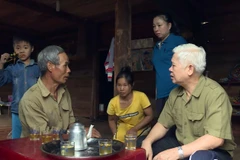 Bí thư Tỉnh ủy Bình Phước Nguyễn Văn Lợi thăm hỏi bà con bị lũ quét tại huyện Bù Đăng. (Ảnh: Dương Chí Tưởng/TTXVN)