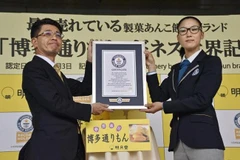 Chủ tịch Công ty, ông Shinichiro Akimaru nhận Giấy chứng nhận. (Nguồn: Kyodo)