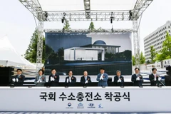 Các quan chức chính phủ và giám đốc điều hành của Hyundai Motor tham gia lễ khởi công trạm sạc hydro tại Quốc hội ở Seoul vào ngày 30/5. (Nguồn: Yonhap)