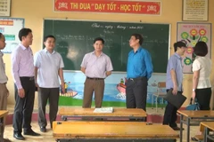 Đoàn công tác đến thăm Trường Tiểu học Đồng Lương, nơi xảy ra vụ án. (Ảnh: Khiếu Tư/TTXVN)