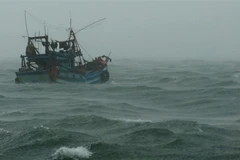 Tàu cá trên vùng biển động mạnh. (Ảnh: Huỳnh Thế Anh/TTXVN )