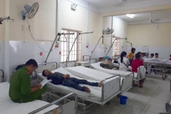 Các nạn nhân bị thương nhẹ được lực lượng công an lấy lời khai phục vụ cho công tác điều tra tại Bệnh viện Đa khoa tỉnh Khánh Hòa. (Ảnh: Phan Sáu/TTXVN)