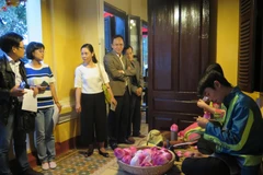 Xã Phú Mậu thu hút khách tham quan nghề làm hoa sen giấy Thanh Tiên. (Ảnh: Quốc Việt/TTXVN)