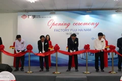 Các đại biểu thực hiện nghi lễ cắt băng khánh thành Nhà máy Fuji Electric. (Ảnh: Nguyễn Chinh/TTXVN)