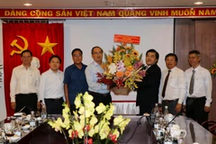 Bí thư Thành ủy Thành phố Hồ Chí Minh Nguyễn Thiện Nhân tặng lẵng hoa chúc mừng Cơ quan Thông Tấn xã Việt Nam khu vực phía Nam. (Ảnh: Thanh Vũ/TTXVN)