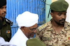 Lực lượng an ninh áp giải cựu Tổng thống Omar al-Bashir từ nhà tù Kober tới văn phòng công tố ở phía Bắc thủ đô Khartoum ngày 16/6 vừa qua. (Ảnh: AFP/TTXVN)