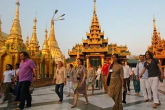 Du khách nước ngoài đến Mynamar. (Nguồn: paragkhanna)