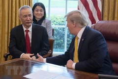 Tổng thống Mỹ Donald Trump (phải) trong cuộc gặp Trưởng đoàn đàm phán thương mại cấp cao của Trung Quốc, Phó Thủ tướng Lưu Hạc (trái) tại Washington DC., ngày 4/4 vừa qua. (Ảnh: AFP/TTXVN)