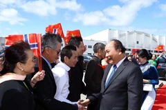 Cán bộ, nhân viên Đại sứ quán và đại diện cộng đồng người Việt Nam tại Na Uy tiễn Thủ tướng Nguyễn Xuân Phúc và Phu nhân tại sân bay Oslo, Gardermoen. (Ảnh: Thống Nhất/TTXVN)