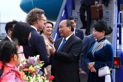  Bộ trưởng Thương mại và các vấn đề Bắc Âu của Thụy Điển Ann Linde và Đại sứ Thụy Điển tại Việt Nam Pereric Högberg đón Thủ tướng Nguyễn Xuân Phúc và Phu nhân tại sân bay quốc tế Stockholm Arlanda. (Ảnh: Thống Nhất/TTXVN)