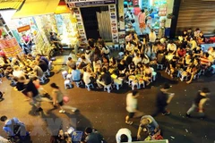 Phố cổ Hà Nội tấp nập vào tối cuối tuần. (Ảnh: Minh Đức/TTXVN)