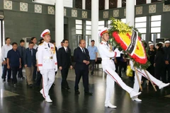 Gia đình Thủ tướng Nguyễn Xuân Phúc và gia đình Phó Thủ tướng Vũ Đức Đam viếng giáo sư Hoàng Tuỵ. (Ảnh: Doãn Tấn/TTXVN)