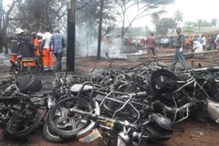 Hiện trường vụ nổ xe chở nhiên liệu tại thành phố Morogoro của Tanzania ngày 10/8 vừa qua. (Ảnh: THX/TTXVN)