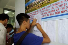 Thí sinh tìm hiểu thông tin và điền hồ sơ xét tuyển đại học. (Ảnh: Phạm Mai/Vietnam+)