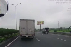 Tài xế bị tước bằng 2 tháng vì không nhường đường cho xe ưu tiên