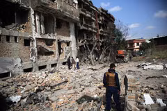 Nhân viên an ninh điều tra tại hiện trường một vụ tấn công ở thủ đô Kabul của Afghanistan. (Ảnh: THX/TTXVN)