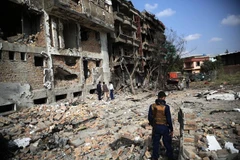 Nhân viên an ninh điều tra tại hiện trường một vụ tấn công ở thủ đô Kabul của Afghanistan. (Ảnh: THX/TTXVN)