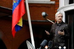 Nhà sáng lập Wikileaks Julian Assange phát biểu tại Đại sứ quán Ecuador ở London của Anh, ngày 19/5/2017. (Nguồn: AFP)