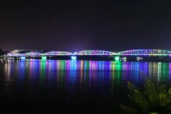 Cầu Trường Tiền lung linh về đêm dưới hiệu ứng chiếu sáng từ hệ thống đèn led mới. (Ảnh: Hồ Cầu/TTXVN)