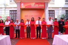 Các đại biểu cắt băng khai mạc Trưng bày. (Ảnh: Minh Quyết/TTXVN)