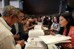 Hội người Việt Nam tại Pháp giới thiệu cuốn sách: Một thế kỷ - Một con đường 1919-2019. (Ảnh: Linh Hương/TTXVN)