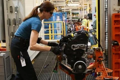 Một nhân viên đang làm việc trên một dây chuyền sản xuất động cơ tại nhà máy Ford, ở Dagenham của London. (Nguồn: Getty Images)