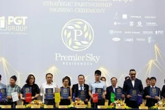 Đại diện Tập đoàn Bất động sản Phú Gia Thịnh và các đối tác thực hiện ký kết hợp tác tại lễ ra mắt dự án. (Ảnh: Trần Lê Lâm/TTXVN)