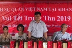 Tổng Lãnh sự Vũ Ngọc Lý (đứng) phát biểu tại buổi tổ chức Tết Trung thu 2019. (Ảnh: Quang Anh-Đào Chung/Vietnam+)