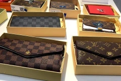 Hàng ngàn sản phẩm nhái thương hiệu nổi tiếng bị thu giữ. (Ảnh: TTXVN phát)