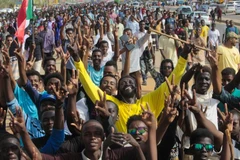 Người dân Sudan vui mừng sau khi của Hội đồng quân sự chuyển tiếp tại Sudan (TMC) và Liên minh tự do và thay đổi (FFC) đạt thỏa thuận về tuyên bố Hiến pháp, tại Khartoum ngày 3/8 vừa qua. (Ảnh: THX/TTXVN)