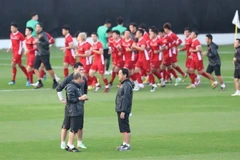 Huấn luyện viên Park Hang-seo trao đổi với huấn luyện viên thủ môn Nguyễn Đức Cảnh (trái) về phương án luyện tập chống bóng bổng cho các thủ môn. (Ảnh: Hoàng Linh/TTXVN)