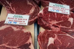 Thịt bò được bày bán tại một khu chợ ở Washington, DC, Mỹ. (Ảnh: AFP/TTXVN)