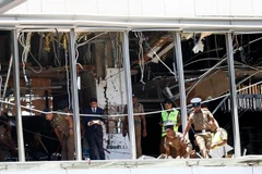 Cảnh sát điều tra tại hiện trường vụ nổ ở khách sạn Shangri-La, Colombo, Sri Lanka, ngày 21/4. (Ảnh: THX/TTXVN)