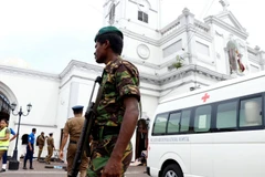 Lực lượng an ninh Sri Lanka được triển khai bên ngoài nhà thờ St. Anthony ở thủ đô Colombo sau vụ nổ ngày 21/4. (Ảnh: THX/TTXVN)