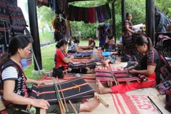 Không gian trưng bày, giới thiệu sản phẩm dệt zèng của Thừa Thiên-Huế. (Ảnh: Hồ Cầu/TTXVN)