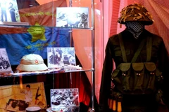 Những hiện vật được trưng bày tại triển lãm. (Ảnh: Tâm Hằng/Vietnam+) 