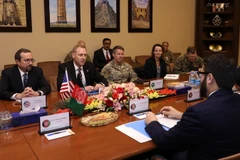 Quyền Bộ trưởng Quốc phòng Mỹ Patrick Shanahan (thứ 2, trái) trong cuộc gặp Cố vấn An ninh quốc gia Afghanistan Hamdullah Mohib (phải) tại Kabul ngày 11/2. (Ảnh: AFP/TTXVN)