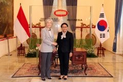Ngoại trưởng Hàn Quốc Kang Kyung-wha và Ngoại trưởng Indonesia, Retno Marsudi trong cuộc gặp tại Jakarta, Indonesia ngày 8/4. (Ảnh: Yonhap/TTXVN)