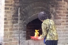 Người dân đốt vàng mã tại Đình Ứng Thiên, quận Đống Đa, Hà Nội. (Ảnh: Minh Nghĩa/TTXVN)