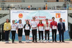 Trao giấy khen cho các vận động viên tham dự Hội thao lần thứ hai. (Ảnh: Hữu Tuyên/TTXVN)