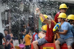 Tết té nước là một trong những lễ hội văn hoá truyền thống của Lào, được gọi là Bun Pi May. (Ảnh: TTXVN) 