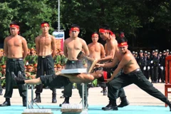 Biểu diễn khí công trong hội thi. (Ảnh: Tuấn Anh/TTXVN)